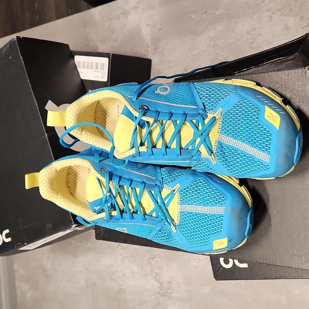 Women's On Cloud Shoes (Sz 8)